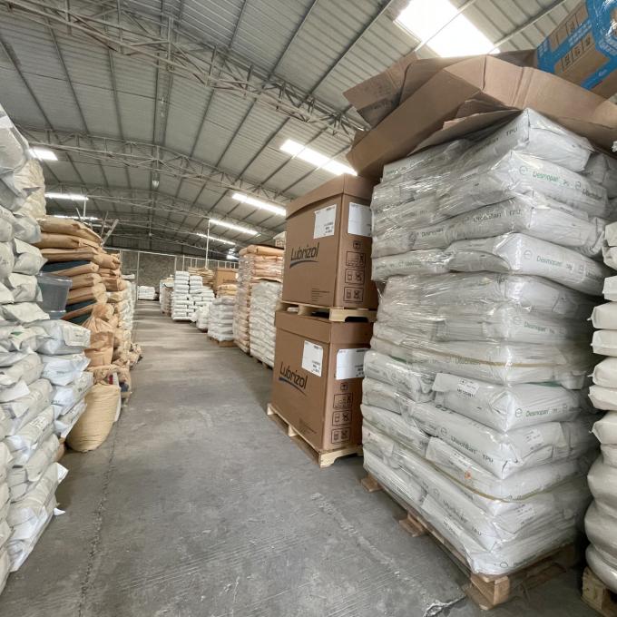 वर्जिन टीपीयू थर्मोप्लास्टिक पॉलीयूरेथेन पेलेट्स 64 डी थोक में लौ प्रतिरोधी टीपीईई टीपीयू नमूने 17