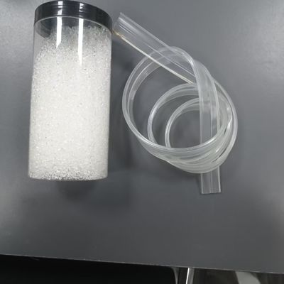 उच्च पारदर्शिता, तेज़ ढलाई, अच्छी लचीलापन, उत्कृष्ट दृढ़ता, पर्यावरण के अनुकूल टीपीयू प्लास्टिक इंजेक्शन मोल्डिंग या एक्सट्रूज़न कण, पालतू खिलौने, रस्सी कूदने, तारों के लिए उपयुक्त