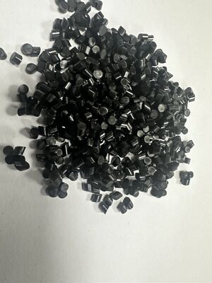 60A 80A ग्लोबल रीसाइक्ल्ड स्टैंडर्ड जीआरएस प्रमाणपत्र टीपीआर सामग्री 600% लम्बाई वाले थर्मोप्लास्टिक रबर के साथ जूते के तल के लिए आउटसोल