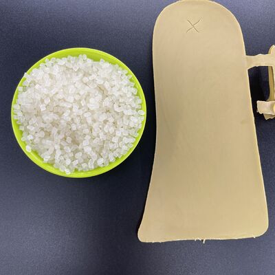 टीपीयू जूते के सोल की फोम की सामग्री नरम, पहनने के लिए प्रतिरोधी और जल्दी ढाली जा सकती है